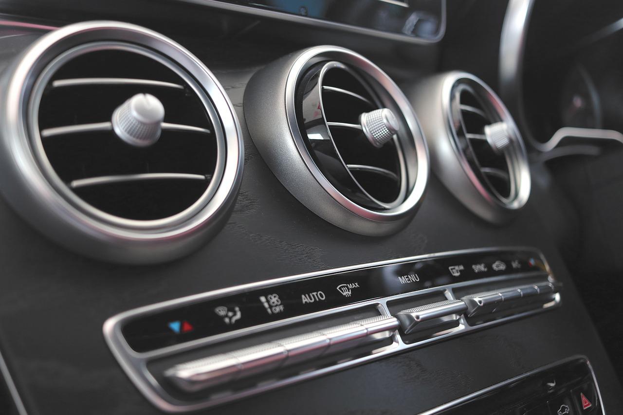 Emergency TRICK för att öppna din bil om du råkar låsa in dina nycklar i den: FUNGERAR på både gamla och nya bilar!