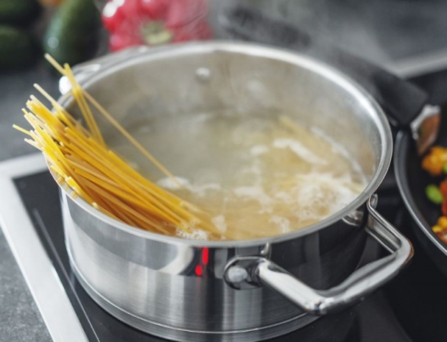 Inga extra rätter: hur man dränerar vatten från potatis eller pasta utan att smutsa ner durkslaget