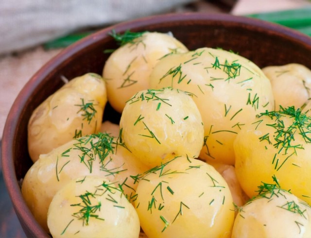 Knep för att förbättra smaken på potatis: vad ska man lägga till för den perfekta sidorätten
