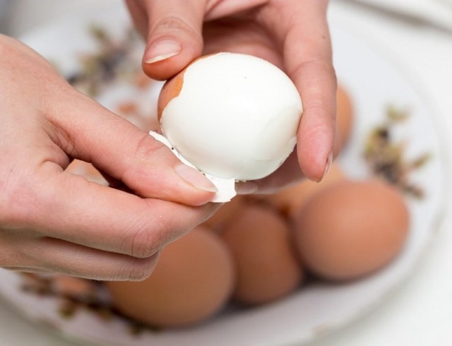 Få människor vet hur man korrekt kokar ägg så att de är perfekt skalade.