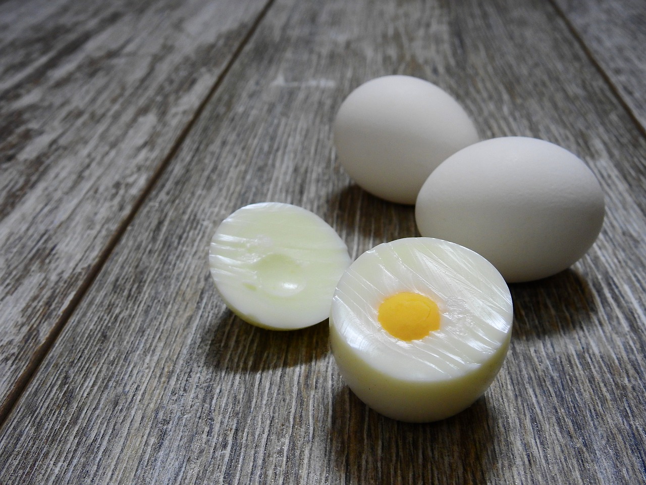 GRUPPEN skalar av sig: Bästa knepet för att skala ägg – de förblir helt intakta!