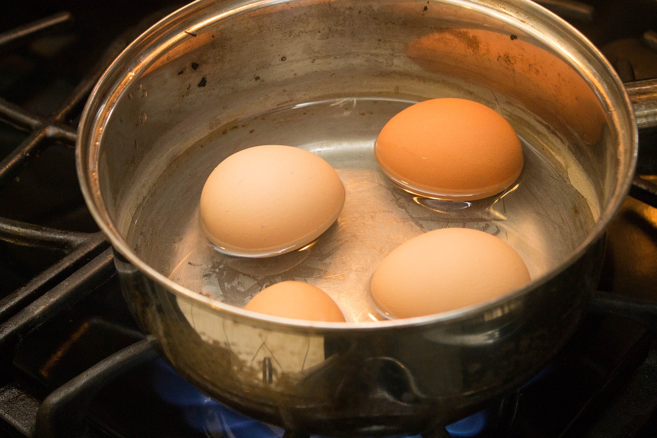 GRUPPEN skalar av sig: Bästa knepet för att skala ägg – de förblir helt intakta!