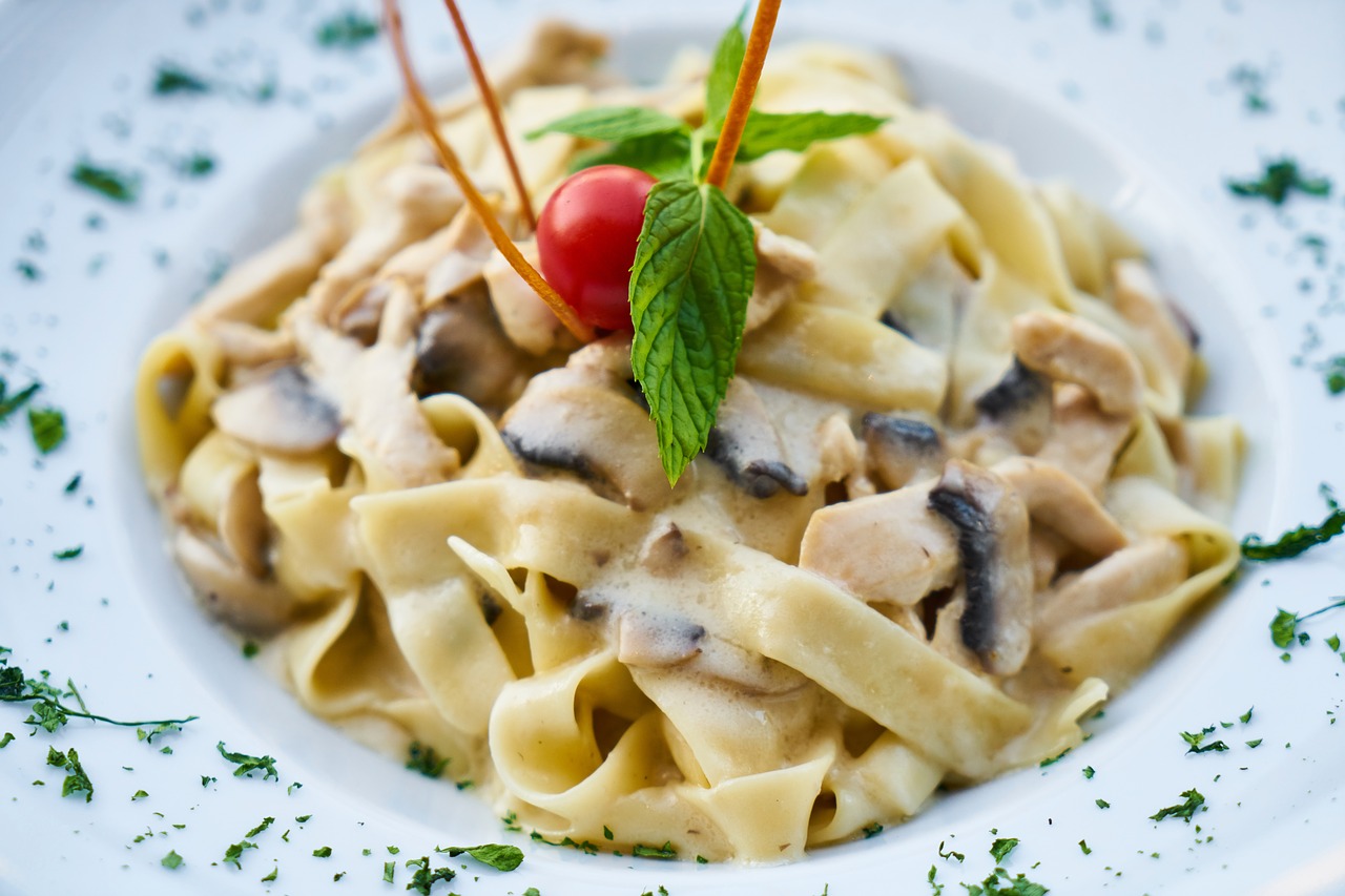 Du behöver bara 1 gräddfil och ett paket pasta: 11 bästa recepten på supersnabba luncher med god smak!
