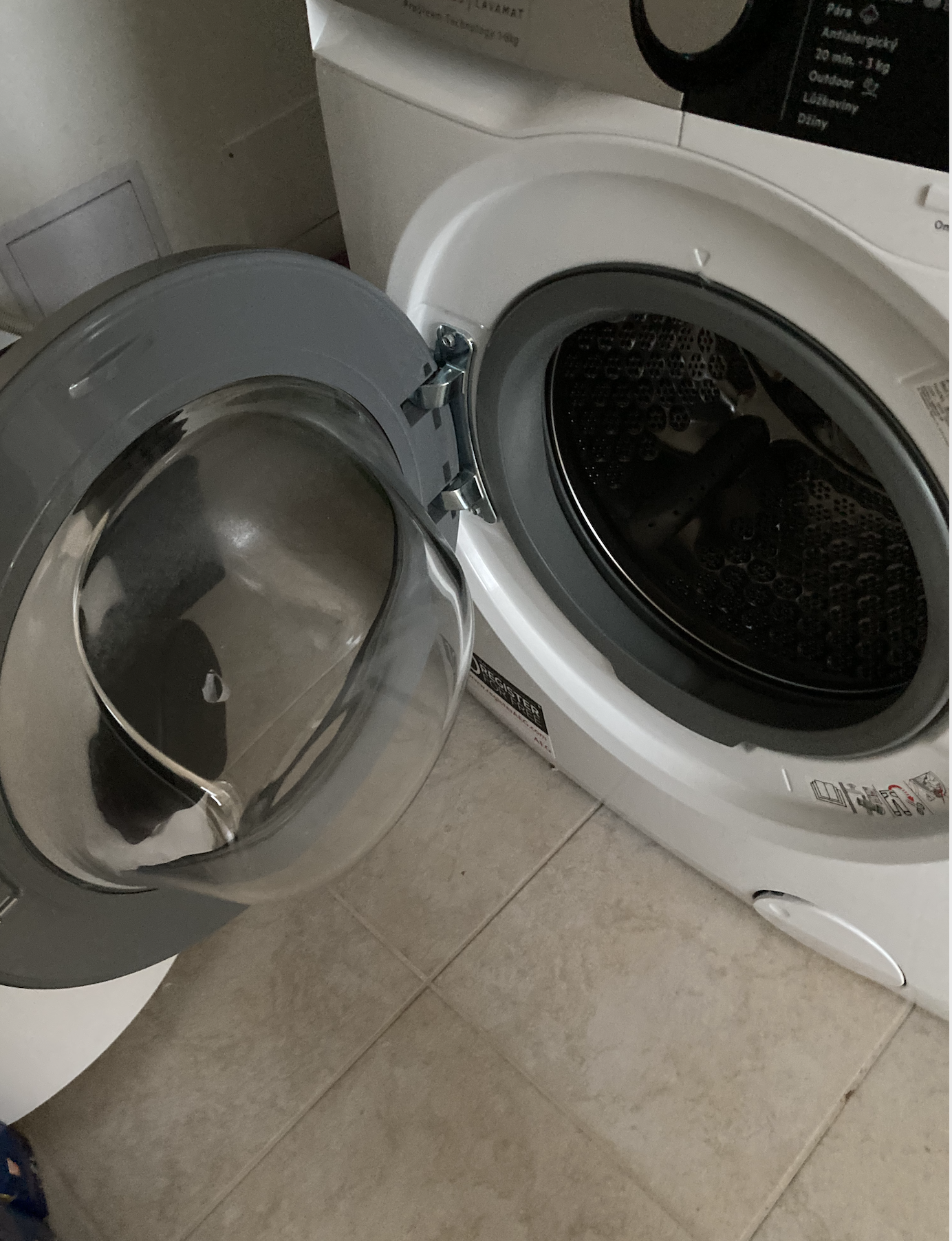 Lämna aldrig tvättmaskinsdörren öppen: Det är ett stort misstag!
